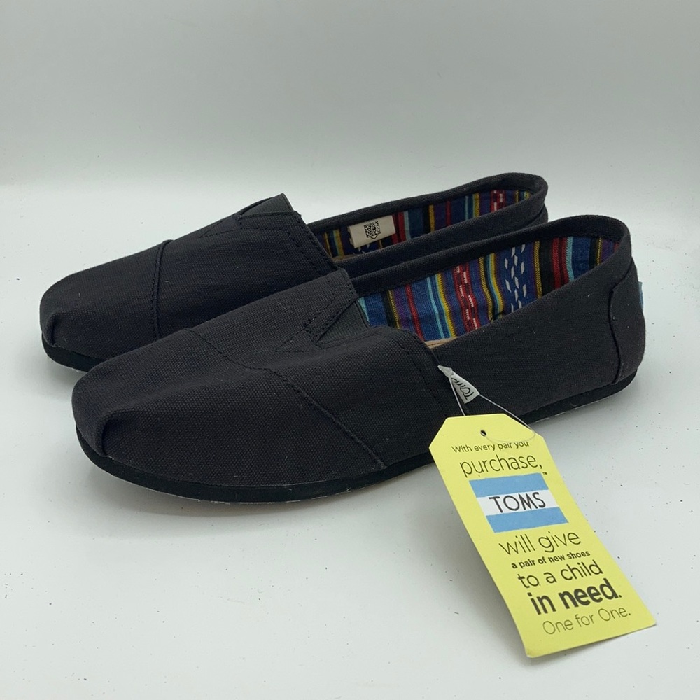 Toms classic black on black canvas